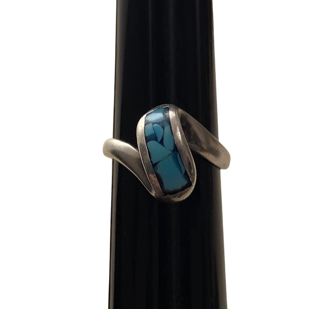 Unique sterling silver ring with a ribbon of inlaid turquoise 7.5